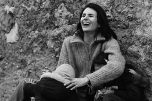 Louise Monot Instagram - La journée des droits de la femme ça devrait être tous les jours! 🌹 ✨✨✨
📷 @jerome_cuenot