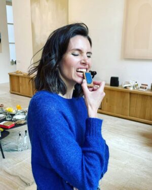 Louise Monot Instagram - Une journée avec @Violette 💙
Merci @vanmoof pour cette petite virée dans les rues de Paris, @sennelier1887 @ameliemaisondart @hotelchateauvoltaire pour votre accueil et à toute l’équipe de Violette pour cette magnifique organisation!✨🙏🏻