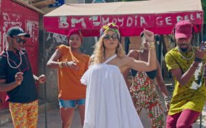 Louisy Joseph Instagram - Louisy débarque avec un titre qu’elle évoque depuis un moment sur ses réseaux et on comprend pourquoi le single « Caribbean Woman” est le porteur de cet album à venir.

Caribbean Woman est un hymne à la femme à la culture caribéenne et africaine. L’hymne porte ces femmes à l’honneur. Elles sont fortes, combatives, et souvent le pilier de toute une génération. 

Louisy en plein coeur d’un Dakar coloré escortée de ses danseurs, décrit avec humour une chasse à l’homme. 

Un homme qui fait des promesses et qui fuit… Dans un anglais épicé de mots jamaïcains, elle lui promet de le retrouver. Clip : Lien dans la bio  #abonnetoi #clique #like  #islandgirls #caribbeanwomen #caribbeanwoman @alvinediagne05 @letsa_wos @kewe.lo @abdallahh_officiel dancers🔥🔥🔥 @mamoodkr stylism 👑@charlyclodion Real 📽 Louisy Jojo @olyion_gwatinik  Composer🎶🎵 @gwatinik Production / @lunepro @iam_almamy #caribbeanmen #africanwomen #africanwoman #singer #dancer #dkr #dakarfashion #africanvogue #africandress #martinique #martiniqueisland #radio  #peaceandunity  Peace & Unity 👑🌴☀️🙏🏽✨