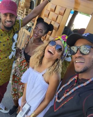 Louisy Joseph Instagram - Just Smile And Maybe Tomorrow....Bon réveillon à tous🎄☃️🌟 #cestlespoirquisauvetout 🌈🙌🏽
@alvinediagne05 @abdallahh_officiel @letsa_wos @mamoodkr  Joyeux Noël Soldats 💪🏽#merrychristmas #louisyjojo  #islandgirl #caribbeanwoman #dancers #nouveauclip #musictherapy #musicislife ❤️🙏🏽🙌🏽 Bless Up !