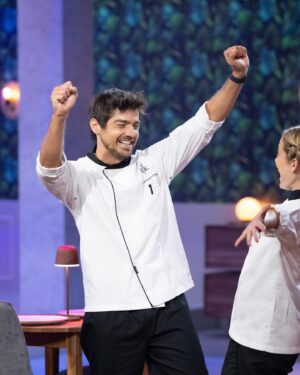 Lourenço Ortigão Instagram - Decidi fazer este Post apenas hoje porque, apesar de saber que as notícias se espalham rápido, não quis ser spoiler para muitas pessoas que sei que voltam atrás durante a semana para ver o programa! Chegou finalmente o final do Hells Kitchen Famosos e não podia estar mais FELIZ por esta vitória!! Verdade seja dita, havia 6 possíveis vencedores e qualquer um de nós merecia ganhar este programa. Tive a sorte de ser eu mas como disse a minha @martiinha.ferreira ganhamos todos.
OBRIGADO antes de mais ao @daniel__oliveira , á @sicoficial ao Chef @ljubostanisic pelo convite, ao grupo magnífico que fez parte deste programa, a toda a equipa técnica e produção, aos chefs Maldonado e Rafael que nos ensinaram e ajudaram MUUUUITO, e a vocês que assistiram ao programa e me enviaram milhares de mensagens de apoio. Estou muito, muito feliz!
VAMOOOOOS 🎉🎉🎉