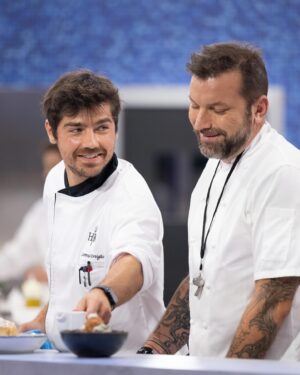 Lourenço Ortigão Instagram - Decidi fazer este Post apenas hoje porque, apesar de saber que as notícias se espalham rápido, não quis ser spoiler para muitas pessoas que sei que voltam atrás durante a semana para ver o programa! Chegou finalmente o final do Hells Kitchen Famosos e não podia estar mais FELIZ por esta vitória!! Verdade seja dita, havia 6 possíveis vencedores e qualquer um de nós merecia ganhar este programa. Tive a sorte de ser eu mas como disse a minha @martiinha.ferreira ganhamos todos.
OBRIGADO antes de mais ao @daniel__oliveira , á @sicoficial ao Chef @ljubostanisic pelo convite, ao grupo magnífico que fez parte deste programa, a toda a equipa técnica e produção, aos chefs Maldonado e Rafael que nos ensinaram e ajudaram MUUUUITO, e a vocês que assistiram ao programa e me enviaram milhares de mensagens de apoio. Estou muito, muito feliz!
VAMOOOOOS 🎉🎉🎉