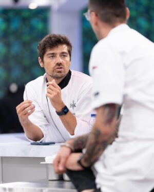 Lourenço Ortigão Instagram - Hoje é a grande final do Hell’s Kitchen Famosos, que dia! Aqui vai um apanhado dos 9 episódios que me levaram até este dia. Já andei pela equipa vermelha, azul e agora preta! Quem será que vai ganhar?! Seja quem for, já ganhámos todos! Tudo sintonizado esta noite na @sicoficial?!
#hellskitchen