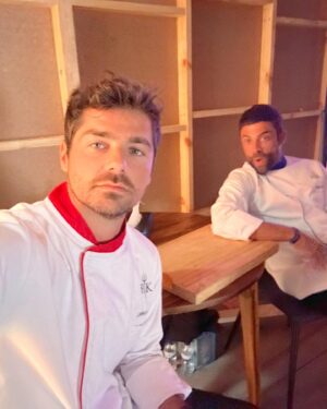 Lourenço Ortigão Instagram - Hoje é a grande final do Hell’s Kitchen Famosos, que dia! Aqui vai um apanhado dos 9 episódios que me levaram até este dia. Já andei pela equipa vermelha, azul e agora preta! Quem será que vai ganhar?! Seja quem for, já ganhámos todos! Tudo sintonizado esta noite na @sicoficial?!
#hellskitchen