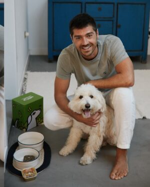 Lourenço Ortigão Instagram - A Lua é sem dúvida um membro da nossa família e como tal não dispensamos uma alimentação saudável também para ela! A Lily’s Kitchen tem várias opções com receitas naturais e deliciosas (segundo a Lua) com ingredientes saudáveis e nutritivos, desde que experimentou não quer outra coisa 😉 @lilyskitchenpetfood #pub