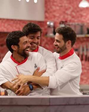Lourenço Ortigão Instagram - Hoje é a grande final do Hell’s Kitchen Famosos, que dia! Aqui vai um apanhado dos 9 episódios que me levaram até este dia. Já andei pela equipa vermelha, azul e agora preta! Quem será que vai ganhar?! Seja quem for, já ganhámos todos! Tudo sintonizado esta noite na @sicoficial?!
#hellskitchen