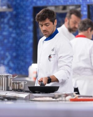 Lourenço Ortigão Instagram - Hoje é a grande final do Hell’s Kitchen Famosos, que dia! Aqui vai um apanhado dos 9 episódios que me levaram até este dia. Já andei pela equipa vermelha, azul e agora preta! Quem será que vai ganhar?! Seja quem for, já ganhámos todos! Tudo sintonizado esta noite na @sicoficial?!
#hellskitchen