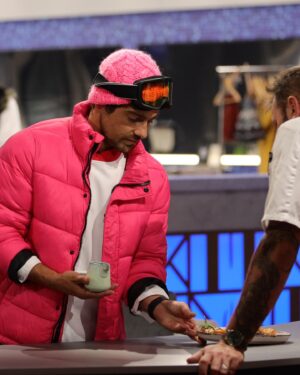 Lourenço Ortigão Instagram - Hoje é a grande final do Hell’s Kitchen Famosos, que dia! Aqui vai um apanhado dos 9 episódios que me levaram até este dia. Já andei pela equipa vermelha, azul e agora preta! Quem será que vai ganhar?! Seja quem for, já ganhámos todos! Tudo sintonizado esta noite na @sicoficial?!
#hellskitchen