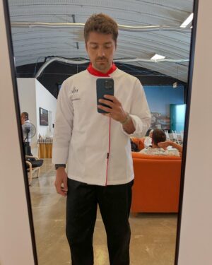 Lourenço Ortigão Instagram - Hoje é a grande final do Hell’s Kitchen Famosos, que dia! Aqui vai um apanhado dos 9 episódios que me levaram até este dia. Já andei pela equipa vermelha, azul e agora preta! Quem será que vai ganhar?! Seja quem for, já ganhámos todos! Tudo sintonizado esta noite na @sicoficial?!
#hellskitchen