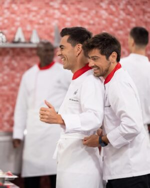 Lourenço Ortigão Instagram - Hoje é a grande final do Hell’s Kitchen Famosos, que dia! Aqui vai um apanhado dos 9 episódios que me levaram até este dia. Já andei pela equipa vermelha, azul e agora preta! Quem será que vai ganhar?! Seja quem for, já ganhámos todos! Tudo sintonizado esta noite na @sicoficial?!
#hellskitchen