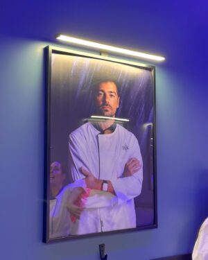 Lourenço Ortigão Instagram - Hoje é a grande final do Hell’s Kitchen Famosos, que dia! Aqui vai um apanhado dos 9 episódios que me levaram até este dia. Já andei pela equipa vermelha, azul e agora preta! Quem será que vai ganhar?! Seja quem for, já ganhámos todos! Tudo sintonizado esta noite na @sicoficial?!
#hellskitchen