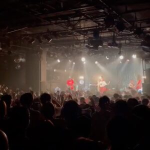 Lovely Summer-chan Instagram - 2016年から毎夏大好評を頂いておりますLOVELY SUMMER SONIC、今年も開催が決定！！！！
8年目の今年は初めて大阪でも開催！絶対めちゃくちゃ楽しませるー！チケットや諸々詳細はストーリーのハイライトからお願いします！

可愛すぎフライヤーはWang Dang Doodleのカホリちゃん！　@kahorintaroo マジありがとう！

以下お気持ち表明
ホームページ更新したりしてて思ったんだけどもう8年目なんだね〜
2016年にふざけた名前でノリで始めたイベントが毎年開催になり、毎年ソールドし、毎年規模も大きくなり、おかげさますぎる。。。
初回はWWWだった。スピードスターからメジャーデビューするって発表したんだっけね、、、重大発表があります！って言ったとき、あまりの腹の出方に妊娠と結婚のお知らせかと思われ、お客さんがザワついた回だった。。。この日撮った写真実家のリビングに鎮座してんだよねえ

8年て長すぎるし8回て多いね　みんな8年間どう過ごしてましたか〜8年皆勤してくれてる人も、今まで一回でも来てくれた人も、8年おいらと演奏してくれてる人も、今まで一回でもおいらと演奏してくれた人も、歴代スタッフさんもみんなありがとうな〜〜〜

7回やってるけど、今まで、最高じゃなかったラブサマソニがほんとに無い……　毎回ちゃんとめちゃくちゃめちゃくちゃ楽しく音楽最高人生最高お客さん最高って気持ちで終わってる　おいらもおいらのチームも、楽しむ気&楽しませる気満々で挑んできたし、お客さんも楽しみにしてくれてるからだろうね
だから今年も例年通り最高なんだろうなって思ってる！本気で楽しむ楽しませるー！待ってて！

写真は2016〜2022までのラブサマソニの様子