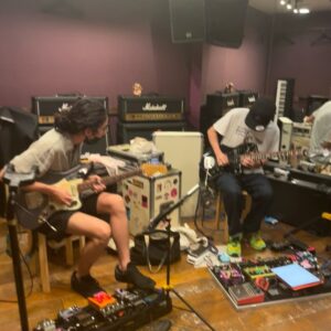 Lovely Summer-chan Instagram - 大好きな八月終わってしまった！八月のめちゃくちゃ長文総括①

⭐︎
ラブサマソニ2022が終わり、大好きなbeabadoobeeとの対談。
最近のbeaのあまりの楽曲の良さに、beaへの気持ちが共感から憧れに変わってる時期にこの話を頂く。
雲の上の人に聞きたいことってあんまり無いな……ダイエット目的でボクシングジムに通い出して一ヶ月の人がメイウェザーに聞きたいことってあんまり無いじゃん…なんて困りながらも、こんな機会二度と無い！アジアにルーツを持つロックをバンド形式でやっているソロの若い女の子っていう類似点を持っている私だから聞けることが多分あるはず、日本のファンが聞きたいことがあるはず、何回も同じ質問したら悪いから他のインタビューで既出の質問はしない！と思い、日本語で出ているインタビューを全て読み、CDのクレジットなど全て翻訳して挑む。大したことやっていないのにこんなに気苦労があるのか……インタビュアーさん、ライターさん凄すぎ という気持ちに
無事、聞きたいことも沢山聞けて、楽しい時間を過ごさせてもらいました
beaがx-girl、ヒステリックグラマーが好きと知っていたのでそういう格好で
3枚目の写真は、beaが教えてくれたロンドンのオススメスポット

⭐︎
サマーソニック
一日目
beabadoobee→Rina Sawayama→Kacey Musgraves→THE 1975→KIRINJI

二日目
EASY LIFE→YUNGBLUD→chelmico→KULA SHAKER→PRIMAL SCREAM

一日目の昼間から、コロナガイドラインが全く機能していないこと、演者がそれをわざと助長させていることが気になる。自分は制約を受けて被害を被りながらも耐えてやってきたこともあり複雑な気持ちに。
それを飲み込めず周囲やSNSに漏らしてしまう。私の言動が、楽しめている人の気持ちに水を差している気がしてつらくなる。自分は望まれた客じゃないのかもしれない、明日行くのやめようかな、とかも思ったがライブ観たさが勝ち二日目も行くことに。
頂けないところがあったのも本当だけど、久しぶりに野外でビッグなアーティストを見まくれて、お酒も飲みまくり、それを共有できる友達もいて本当に楽しい二日間だった。
いつも一緒に過ごしてくれる友達に心からありがとうと言いたい

個人的なハイライトはbeabadoobeeとKacey Musgraves、YUNGBLUD、KULA SHAKERでした。
Kacey Musgravesはメロディ歌唱演奏所作全てが美しくて、長居するつもりがなかったのに動けなかった。
YUNGBLUDは、そうした方がいいから盛り上がるパフォーマンスをする、という打算っぽい感じゼロで、ただボルテージのぶち上がりが"出ちゃってる"、そういう素直で奔放で爆発的なステージで、なんだか子供のようで素敵でかわいい人だなと思った
クリスピアンミルズは王子様でした。良い曲を良い演奏で聴かせるということだけ考えられているようなシンプルだけど響くステージで何故か号泣してしまった

国外アーティストが「みんな座ってーそれでサビのところで四つでジャンプしてー！」って煽るやつ最近頻出するけど、個人的にはあれ好きじゃない　指図されるの嫌なタイプだし、〇〇してって言われると「好きにさせてくれよ」と思ってしまう子供なところがある　一組だけやってるとかだったらユニークでやりたくなるけど何組もやってると食傷だし、流行ってるんだなって感じで何故か興醒めしてしまう(天邪鬼だーーー！！！)
bea、Kacey、KULA SHAKERはそういうのがなくて、(そう。グルーヴっていうのは…作るもんじゃない、起きるもんなんだ。そういうあんたたち、かっこいいよ！！！)とめちゃくちゃ興奮しました
でもお客さんが盛り上がってるとこっちもボルテージ上がるから盛り上がるように促しちゃうのしょうがないよね

早起きできず絶対に観たかったアーティストが全然観れなかったので次からは近辺に泊まろうと思う

⭐︎
新曲のレコーディングに向けプリプロに入る。
みんなしっかりさらってかっこよく演奏してくれてありがたい。あ〜これは良い作品になるな、とビジョンが見えてレコーディングへのモチベーションになりました。
自分はオブリガードを作るのが苦手だけど、そういうときは庫太郎に頼ると毎回120点のを出してくれる。次も期待しよう