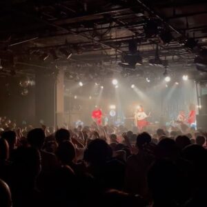Lovely Summer-chan Instagram - 昨日は7年目のラブサマソニ、 #ラブサマソニ2022 でした！
十数回ワンマンやれば慣れて感動も薄れていくのかな〜とか思ってたけど毎回新鮮に感動して音楽最高お客さん最高って泣く
昨日はお客さんのボルテージが高すぎて、500人しか入ってないのに1500人くらいの圧があった。大盛り上がりで初めてハミンガロング(シンガロング的な)まで起こり、感極まった。。。ハミング大合唱の動画、一生の宝物になると思う！

昨日あの場にいた人全員ありがとうございました！大好きです！

🌟LSCライブチーム🌟
Gt. 奥村大(wash?)
Gt. 馬場庫太郎(NENGU)
Ba. 右田眞(nenem / ayutthaya)
Dr. 吉澤響(セカイイチ)

Hair Make：町田南・オタベチュウ(OMEKASHI)
Instrumental Technician：小山正泰(オープランニング)

Sound Engineer：本田健(DRAG FREE)
Monitor Sound Engineer：山本真純

Lighting Designer：穴水駿哉（huez)

Artist Manager:岩永拓郎(日本コロムビア)

Merchandise：今田里穂(日本コロムビア)
　　　　　　 吉貝花絵（SEVEN'S SOFTHOUSE）

Gig Operator：村上和佳咲（DISK GARAGE）
　　　　　　　小沼由紀子（SEVEN'S SOFTHOUSE）
  関口匠

Gig Manager ：羽端省吾（SEVEN'S SOFTHOUSE）