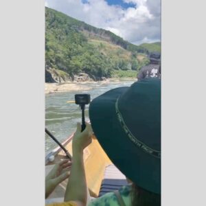 Lovely Summer-chan Instagram - この間27歳になりました。
お祝いのメッセージありがとうございました。27歳は頑張るつもりでいます、今後ともよろしくお願いします！

⭐︎
誕生日をフジロックで過ごそうか迷いましたが、大好きな嵐山に一泊することにしました。
8年前初めて嵐山に行ってからというもの、大きな休みがある毎に嵐山に通う嵐山フリーク。今までで一番の嵐山滞在でした。

こんなに綺麗なところで美味しいものを食べ続け祝われまくり、バチが当たらないか心配になるくらい最高の日を過ごさせてもらいました。
あまりにも最高で人に勧めたくなった・記録しておきたくなったので旅程を書かせてください。

⭐︎
京都駅から嵯峨嵐山駅へ。トロッコ嵯峨駅でトロッコに乗車。亀岡で下車。

保津川下りに乗船。トロッコは今まで数え切れないくらい乗ってきましたが、トロッコから見える保津川下りには乗ったことがなく、ずっと憧れていました。
2時間も素晴らしい景色の中船に乗れて、地酒も飲めて、船頭さんの話も無茶苦茶面白い。8年間積み上げてバベルの塔以上の高さに達した私の理想を軽々と上回る満足度でした。天気や船頭さんにも左右されると思いますが、本当におすすめ。

嵐山よしむらで蕎麦。美味しすぎてダイソン並みの勢いで吸引しました。

船で星のや京都へ。トロッコから「あの渓谷の崖っぷちにポツンと建っている宿はなんなんだ」と8年間ガン見&憧れ続けた宿に、ついに宿泊(T_T)
全室保津峡崖っぷちリバービュー、最高のホスピタリティでこれ以上の宿はないです。

嵐山MITATEでご飯。美味しすぎて幸せが限界突破して泣いてしまった。食材を水で抽出したものとお茶を混ぜて飲むペアリングが面白い。

嵐山公園を散歩。
宿に帰って就寝。
起床即朝鍋。
チェックアウトして嵐山と祇園を散策。

先斗町うしのほね本店の、これもずっと憧れだった納涼床で食事。ぽんとうに美味しかったです。

川沿いの最高喫煙所で一服してから鴨川を見てブライアンイーノの展示へ。最高です。会期延長が決定したので是非見に行ってください。

京都駅に着くと駅前で噴水ショーが行われていました。噴水ショーの音楽がなんとソフィーのIt's Okay to Cry。誰が選曲しているんだ。旅のフィナーレ感がすごかったです。

東京着。我々(私と恋人)は旅行から帰って東京に着くとき、旅行が終わってしまう悲しみを誤魔化すべく"東京に旅行に来ている観光客"になりきって帰ります。
京都から東京に旅行に来た我々は、東京の天一はどないなもんなんやろうかと気になり、天下一品を食べて帰りました。

至れり尽くせりしてくれた恋人、産んでくれた両親、祝ってくれた方に心から感謝します！嵐山行ってみてね⭐︎