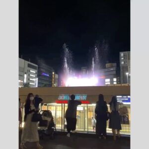Lovely Summer-chan Instagram - この間27歳になりました。
お祝いのメッセージありがとうございました。27歳は頑張るつもりでいます、今後ともよろしくお願いします！

⭐︎
誕生日をフジロックで過ごそうか迷いましたが、大好きな嵐山に一泊することにしました。
8年前初めて嵐山に行ってからというもの、大きな休みがある毎に嵐山に通う嵐山フリーク。今までで一番の嵐山滞在でした。

こんなに綺麗なところで美味しいものを食べ続け祝われまくり、バチが当たらないか心配になるくらい最高の日を過ごさせてもらいました。
あまりにも最高で人に勧めたくなった・記録しておきたくなったので旅程を書かせてください。

⭐︎
京都駅から嵯峨嵐山駅へ。トロッコ嵯峨駅でトロッコに乗車。亀岡で下車。

保津川下りに乗船。トロッコは今まで数え切れないくらい乗ってきましたが、トロッコから見える保津川下りには乗ったことがなく、ずっと憧れていました。
2時間も素晴らしい景色の中船に乗れて、地酒も飲めて、船頭さんの話も無茶苦茶面白い。8年間積み上げてバベルの塔以上の高さに達した私の理想を軽々と上回る満足度でした。天気や船頭さんにも左右されると思いますが、本当におすすめ。

嵐山よしむらで蕎麦。美味しすぎてダイソン並みの勢いで吸引しました。

船で星のや京都へ。トロッコから「あの渓谷の崖っぷちにポツンと建っている宿はなんなんだ」と8年間ガン見&憧れ続けた宿に、ついに宿泊(T_T)
全室保津峡崖っぷちリバービュー、最高のホスピタリティでこれ以上の宿はないです。

嵐山MITATEでご飯。美味しすぎて幸せが限界突破して泣いてしまった。食材を水で抽出したものとお茶を混ぜて飲むペアリングが面白い。

嵐山公園を散歩。
宿に帰って就寝。
起床即朝鍋。
チェックアウトして嵐山と祇園を散策。

先斗町うしのほね本店の、これもずっと憧れだった納涼床で食事。ぽんとうに美味しかったです。

川沿いの最高喫煙所で一服してから鴨川を見てブライアンイーノの展示へ。最高です。会期延長が決定したので是非見に行ってください。

京都駅に着くと駅前で噴水ショーが行われていました。噴水ショーの音楽がなんとソフィーのIt's Okay to Cry。誰が選曲しているんだ。旅のフィナーレ感がすごかったです。

東京着。我々(私と恋人)は旅行から帰って東京に着くとき、旅行が終わってしまう悲しみを誤魔化すべく"東京に旅行に来ている観光客"になりきって帰ります。
京都から東京に旅行に来た我々は、東京の天一はどないなもんなんやろうかと気になり、天下一品を食べて帰りました。

至れり尽くせりしてくれた恋人、産んでくれた両親、祝ってくれた方に心から感謝します！嵐山行ってみてね⭐︎