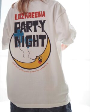 Lozareena Instagram - ライブグッズ作ったよ😙

↓のライブ会場で発売します👏
10/29(日)@梅田シャングリラ
11/19(日)@ Shibuya eggman

📍パーカーはハッピー注意報の『現実の世界か、僕の頬をつねってよ』って歌詞から。
これを着てると、きっと誰かにほっぺをつねられるでしょう(　˙▿˙　)☝

📍Tシャツ、ロザパーリーナイトvol.2ということで、ロザパーリーナイト用Tシャツ描いてみたよ😀

📍光るブレスレット、やっと光るグッズ作れたやったー\( ´ω` )/色んな色に光るよ。

📍キャップ、こちらは〜ロザリーナを愛してくれてる人にだけ分かる意味を込めたキャップですね🥹
(キャップの現物の写真がまだ無いのだけど、出来たらまたアップするね)

ちなみに、152くらいのロザリーナはダボで着たかったので、TシャツはLサイズ、パーカーもLサイズを着てます。サイズの参考に💁‍♀️

ライブ遊び来てね〜パーティーしよー🥳🥳🥳