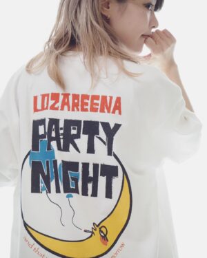 Lozareena Instagram - ライブグッズ作ったよ😙

↓のライブ会場で発売します👏
10/29(日)@梅田シャングリラ
11/19(日)@ Shibuya eggman

📍パーカーはハッピー注意報の『現実の世界か、僕の頬をつねってよ』って歌詞から。
これを着てると、きっと誰かにほっぺをつねられるでしょう(　˙▿˙　)☝

📍Tシャツ、ロザパーリーナイトvol.2ということで、ロザパーリーナイト用Tシャツ描いてみたよ😀

📍光るブレスレット、やっと光るグッズ作れたやったー\( ´ω` )/色んな色に光るよ。

📍キャップ、こちらは〜ロザリーナを愛してくれてる人にだけ分かる意味を込めたキャップですね🥹
(キャップの現物の写真がまだ無いのだけど、出来たらまたアップするね)

ちなみに、152くらいのロザリーナはダボで着たかったので、TシャツはLサイズ、パーカーもLサイズを着てます。サイズの参考に💁‍♀️

ライブ遊び来てね〜パーティーしよー🥳🥳🥳