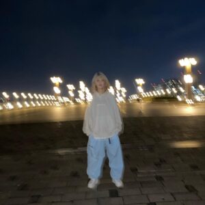 Lozareena Instagram - 一昨日だかはクーラーつけるかってくらい暑かったけど、昨日今日はまだまだ寒くって難しい季節ですね、とスタッフさんに言ったら、春は三寒四温だからねーといわれた。

３日寒くて４日暖かいんですと。
なーるーほーどー。。理解😬

みんなも風邪ひかないようにきをつけてね🫥

#今日はホカロンベタベタの
#楽しい撮影現場でした
#お楽しみに

髪型のテーマはライオンの立て髪🦁