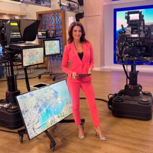Lu Parker Instagram - What’s your vibe today? 💫

#vibe #workday #ktla #studio #coral #behindthescenes #kindnessmatters #bekind #pantssuit #womenwhowork #onset #hollywood #workhardplayhard #bekindandco
