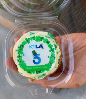 Lu Parker Instagram - Got a sweet cookie standing next to one of the coolest cats in town…
@kajgoldberg5 

Thanks to @drshicasbakery for making some super delicious  cookies & cupcakes for @ktla5news on this #stpatricksday 💚

#thursdayvibes #lifeisgood #ktla #cookies #cupckakes #luparker #bekind #bakery #culvercity #sweets  #weatherman #friends #sugarhigh #irish #blackownedbusiness #southerngirls 

Photo by @x_tina1983 🦋 

Check out Dr. Shica’s bakery in Culver City. They also have gluten-free & vegan options. 🍪 @drshica @westfieldculvercity