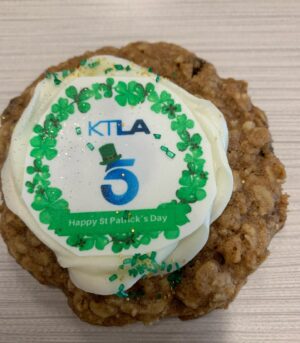 Lu Parker Instagram - Got a sweet cookie standing next to one of the coolest cats in town…
@kajgoldberg5 

Thanks to @drshicasbakery for making some super delicious  cookies & cupcakes for @ktla5news on this #stpatricksday 💚

#thursdayvibes #lifeisgood #ktla #cookies #cupckakes #luparker #bekind #bakery #culvercity #sweets  #weatherman #friends #sugarhigh #irish #blackownedbusiness #southerngirls 

Photo by @x_tina1983 🦋 

Check out Dr. Shica’s bakery in Culver City. They also have gluten-free & vegan options. 🍪 @drshica @westfieldculvercity