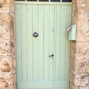 Lu Parker Instagram - “Don’t stare at the closed door too long…you’ll miss the window opening” 

I love this quote & it’s so relevant while in France seeing many beautiful unique doors & windows in these small towns. I often wonder who lives behind the door and what they dream of when they look out their windows. 

What do you dream of? 💕

#provence #travel #windows #kitty #doors #france #explore #joy #universe #history #womenwhotravel #getaway #dream #love #life