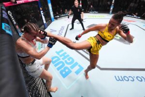 Luana Carolina Instagram - Quem aí adivinha qual é um dos golpes que eu mais gosto de fazer gente? 
#tbtreta #ufc #muaythai #chute #kick 🙅🏾‍♀️🚀