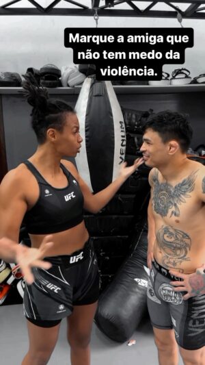 Luana Carolina Instagram - Marque a amiga/amigo violento, todo mundo tem um @marciano__mma 👀😂Rarara
#sparring #mma #muaythai #jiujitsu #wmma #ufc #amigos #dreads