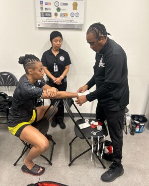 Luana Carolina Instagram - Quem me vê assim… 
Não sabe que também sou assim. Rararaar
Thanks @ufccutman 🙅🏾‍♀️👊🏾😁

Who sees me like this...
I don’t know that I’m like that too.😁✌🏾
 #ufc #ufcbrasilia #ufcvegas