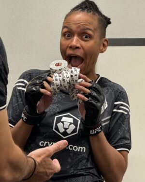 Luana Carolina Instagram - Quem me vê assim… 
Não sabe que também sou assim. Rararaar
Thanks @ufccutman 🙅🏾‍♀️👊🏾😁

Who sees me like this...
I don’t know that I’m like that too.😁✌🏾
 #ufc #ufcbrasilia #ufcvegas
