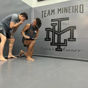 Luana Carolina Instagram - "Tenho um segredo para compartilhar com vocês" haha! 
Dia 01/07, estarei de volta ao octógono mais famoso do mundo, Vegas que nos aguarde. 🙅🏾‍♀️😁🚀🚀
.
.
#ufc #ufcbrasil #ludread #wmma #mma #fight #fighter #luta #jiujitsu #muaythai #wrestling #wakandaforever #dreadstyles