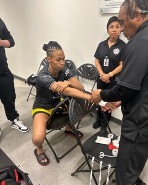 Luana Carolina Instagram - Quem me vê assim… 
Não sabe que também sou assim. Rararaar
Thanks @ufccutman 🙅🏾‍♀️👊🏾😁

Who sees me like this...
I don’t know that I’m like that too.😁✌🏾
 #ufc #ufcbrasilia #ufcvegas