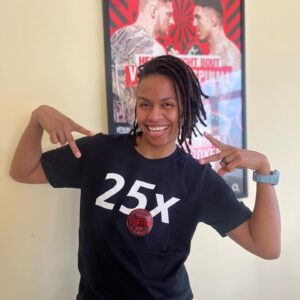 Luana Carolina Instagram - 25x Luana? 😱
Nããão arraar
Essa camiseta é uma forma de comemoração pelos meus 25 testes limpos da USADA, que é a agência antidoping americana, na real já foram 28. 🙅🏾‍♀️😎

Quero aproveitar e agradecer também ao @rogeriopadovan e @nsformula que já estão comigo há 8 anos e me ajudaram a chegar em mais essa conquista, a farmácia de manipulação que tenho total confiança com os melhores suplementos.
#ufc #ufcbrasil #teampadovan ##teamnsformula #suplementos #suplementação