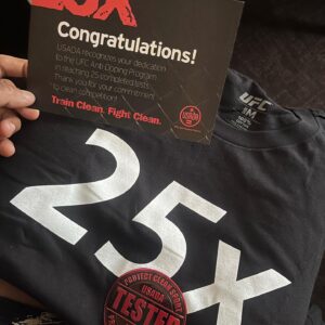 Luana Carolina Instagram - 25x Luana? 😱
Nããão arraar
Essa camiseta é uma forma de comemoração pelos meus 25 testes limpos da USADA, que é a agência antidoping americana, na real já foram 28. 🙅🏾‍♀️😎

Quero aproveitar e agradecer também ao @rogeriopadovan e @nsformula que já estão comigo há 8 anos e me ajudaram a chegar em mais essa conquista, a farmácia de manipulação que tenho total confiança com os melhores suplementos.
#ufc #ufcbrasil #teampadovan ##teamnsformula #suplementos #suplementação