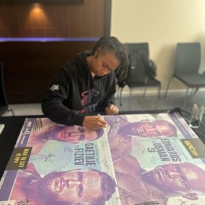 Luana Carolina Instagram - Quando criei minha assinatura (que não é das mais bonitas). raarra
Já visualizava que um dia assinaria os posters da luta do UFC, pensei que tinha que ser algo rápido, e hoje literalmente consigo usar algo que eu imaginei lá trás, quando lutava apenas Muay Thai.
Acredite em você e aonde você pode chegar. 🙅🏾‍♀️🚀😁
.

When I create my signature (which is not the prettiest). rare
I already visualized that one day I would sign the UFC fight posters, I thought it had to be something quick, and today I literally manage to use something that I imagined way back when I only fought Muay Thai.
Believe in yourself and where you can get. 🙅🏾‍♀️🚀😁

#mediaday #ufc #ufcbrasil #ufclondon #teamludread #mma #wmma #wakanda
