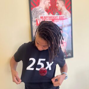 Luana Carolina Instagram - 25x Luana? 😱
Nããão arraar
Essa camiseta é uma forma de comemoração pelos meus 25 testes limpos da USADA, que é a agência antidoping americana, na real já foram 28. 🙅🏾‍♀️😎

Quero aproveitar e agradecer também ao @rogeriopadovan e @nsformula que já estão comigo há 8 anos e me ajudaram a chegar em mais essa conquista, a farmácia de manipulação que tenho total confiança com os melhores suplementos.
#ufc #ufcbrasil #teampadovan ##teamnsformula #suplementos #suplementação