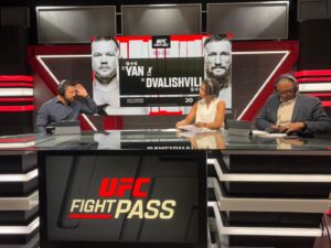 Luana Carolina Instagram - Ontem tive o prazer de ser convidada para participar do time de comentaristas do @ufcfightpassbr 

Uma experiência nova e desafiadora. Rarar Mas com a ajuda do @andreazevedo39 e o @carlaobarretooficial me senti a vontade, e pude falar um pouco sobre algo que eu amo, que é a luta, o MMA.
Muito obrigada a toda produção que faz parte desse time.🙏🏾🫶🏾👊🏾

.
#ufc #ufcfightpassbr #ufcbrasil #wmma #mma #comentarista #luta #fight #dreads