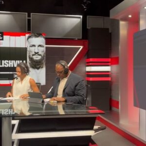 Luana Carolina Instagram - Ontem tive o prazer de ser convidada para participar do time de comentaristas do @ufcfightpassbr 

Uma experiência nova e desafiadora. Rarar Mas com a ajuda do @andreazevedo39 e o @carlaobarretooficial me senti a vontade, e pude falar um pouco sobre algo que eu amo, que é a luta, o MMA.
Muito obrigada a toda produção que faz parte desse time.🙏🏾🫶🏾👊🏾

.
#ufc #ufcfightpassbr #ufcbrasil #wmma #mma #comentarista #luta #fight #dreads