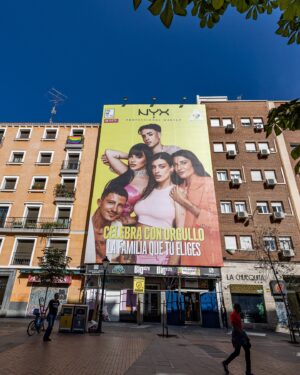 Luc Loren Instagram - LA FAMILIA QUE ELIGES 🌈❤️🧡💛💚💙💜 Estamos flipando por la pedazo de lona que han puesto en Chueca 🥹😍 Y es que si algo tenemos, es que estamos orgullosxs cada día de sentir, ser y expresar lo que somos ☺️ VIVA EL ORGULLO 🔥🔥🔥