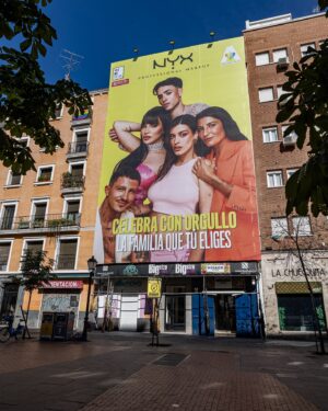 Luc Loren Instagram - LA FAMILIA QUE ELIGES 🌈❤️🧡💛💚💙💜 Estamos flipando por la pedazo de lona que han puesto en Chueca 🥹😍 Y es que si algo tenemos, es que estamos orgullosxs cada día de sentir, ser y expresar lo que somos ☺️ VIVA EL ORGULLO 🔥🔥🔥