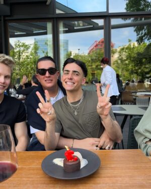 Luc Loren Instagram - Prometo sonreír mas en mis 34🎂❤️ merci @luzibombon