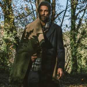 Luca Calvani Instagram - 🏡🌲 Nel cuore silenzioso del bosco invernale, la natura si rivela in tutta la sua serenità. Mentre mi avventuro tra gli alberi semi-spogli, sono catturato dalla luce che si insinua tra i rami, creando un gioco di chiaroscuri magico e incantevole.

John Muir scrisse: ‘Tra ogni due pini c’è una porta che conduce a una nuova vita.’ Nel bosco tra il fruscio delle foglie apre un varco, verso un luogo dove il tempo si sospende e ogni respiro si carica di vita.

L’inverno non è solo una stagione, è un artista che dipinge paesaggi di inaudita bellezza, una tavolozza di colori sottili e sfumature fredde. Ogni albero, ogni raggio di luce, contribuisce a questa opera d’arte, offrendo rifugio e pace per l’anima.

Ph @intheblinkofamirror 

#bosco #inverno #dicembre #country #countrylife #home #gentleman #gentlemanstyle #lifestyle #lifestylemodel