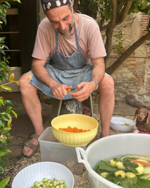 Luca Calvani Instagram - Quando preparo la minestra di pane, non posso fare a meno di pensare a mia nonna Dina. La sua minestra era speciale, fatta sempre in grandi quantità perché, come diceva lei, “la minestra di pane viene buona se se ne fa tanta,” per condividerla con tutta la famiglia e i vicini. Adoro sedermi davanti a un catino pieno d’acqua e lavare tutte le verdure fresche, un rituale che attira sempre i  bassotti. Gastone, in particolare, non vede l’ora di rovistare nel cesto degli scarti alla ricerca di qualche pezzetto di zucchina, il suo bocconcino preferito. La minestra di pane è più di un piatto, è un momento di condivisione e amore che mi riporta alle radici della mia infanzia. 🍲❤️
#goodmorning #countrylife #food #passion #dachshunds #bassotti #tuscany #love