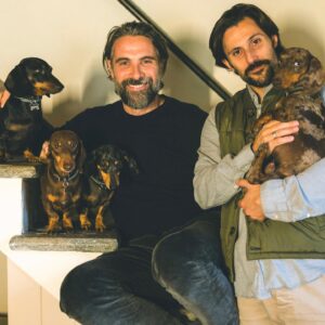 Luca Calvani Instagram - Ogni giorno, al mio ritorno, mi accoglie una scena che non smette mai di toccarmi il cuore: Gastone, Camillo, Furio e Borlotto che attendono sul pouf nell’ingresso del nostro casale. 🏡🐾 Con i loro occhietti vivaci e le code che oscillano in un balletto di pura gioia, sembrano comprendere esattamente quando ho bisogno di un extra abbraccio di peli e zampette.

Non è solo la loro presenza a essere magica, ma la loro sorprendente capacità di percepire il mio umore nell’aria. Nei giorni in cui il mondo pesa un po’ di più sulle mie spalle, loro sono lì, con il loro amore incondizionato, pronti a offrirmi conforto e gioia. Questi piccoli esseri a quattro zampe non sono solo animali domestici, ma piccoli angeli custodi pelosi che rendono ogni giorno un po’ più luminoso.
@legusciane 
@the_puzzins 

#BassottiDelCuore #VitaConIBassotti”