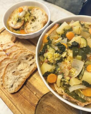 Luca Calvani Instagram - 🏡👨🏻‍🍳 La ribollita che a Prato chiamiamo comunemente minestra di pane è un piatto povero molto nutriente che come diceva mia nonna viene bene se se ne fa tanto. Quindi avvisate gli amici per organizzare una cena o preparate tanti contenitori per poter prestare a parenti e vicini, perché quando si fa la minestra di pane, la mangia tutto il vicinato. La mia nonna Dina la faceva usando il “gambuccio” del prosciutto, ma si può fare anche una versione tutta vegetariana. Ci ho messo un po’ a trovare quel sapore, ma quando ci sono riuscito per la prima volta e le Gusciane si è riempito dell’aroma della Minestra di pane, in un attimo mi sono ritrovato nel tinello della mia nonna Dina. I sapori sanno fare anche questo, ci fanno viaggiare nel tempo e tornare bambini.
E voi avete mai provato a fare la Ribollita ? 

#ribollita #ricetta #ricettadelgiorno #ricettaitaliana #cucina #cucinaitaliana🇮🇹 #food #foodlover #tuscany #foodexperience