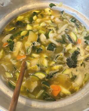Luca Calvani Instagram - 🏡👨🏻‍🍳 La ribollita che a Prato chiamiamo comunemente minestra di pane è un piatto povero molto nutriente che come diceva mia nonna viene bene se se ne fa tanto. Quindi avvisate gli amici per organizzare una cena o preparate tanti contenitori per poter prestare a parenti e vicini, perché quando si fa la minestra di pane, la mangia tutto il vicinato. La mia nonna Dina la faceva usando il “gambuccio” del prosciutto, ma si può fare anche una versione tutta vegetariana. Ci ho messo un po’ a trovare quel sapore, ma quando ci sono riuscito per la prima volta e le Gusciane si è riempito dell’aroma della Minestra di pane, in un attimo mi sono ritrovato nel tinello della mia nonna Dina. I sapori sanno fare anche questo, ci fanno viaggiare nel tempo e tornare bambini.
E voi avete mai provato a fare la Ribollita ? 

#ribollita #ricetta #ricettadelgiorno #ricettaitaliana #cucina #cucinaitaliana🇮🇹 #food #foodlover #tuscany #foodexperience