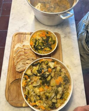 Luca Calvani Instagram - 🏡👨🏻‍🍳 La ribollita che a Prato chiamiamo comunemente minestra di pane è un piatto povero molto nutriente che come diceva mia nonna viene bene se se ne fa tanto. Quindi avvisate gli amici per organizzare una cena o preparate tanti contenitori per poter prestare a parenti e vicini, perché quando si fa la minestra di pane, la mangia tutto il vicinato. La mia nonna Dina la faceva usando il “gambuccio” del prosciutto, ma si può fare anche una versione tutta vegetariana. Ci ho messo un po’ a trovare quel sapore, ma quando ci sono riuscito per la prima volta e le Gusciane si è riempito dell’aroma della Minestra di pane, in un attimo mi sono ritrovato nel tinello della mia nonna Dina. I sapori sanno fare anche questo, ci fanno viaggiare nel tempo e tornare bambini.
E voi avete mai provato a fare la Ribollita ? 

#ribollita #ricetta #ricettadelgiorno #ricettaitaliana #cucina #cucinaitaliana🇮🇹 #food #foodlover #tuscany #foodexperience