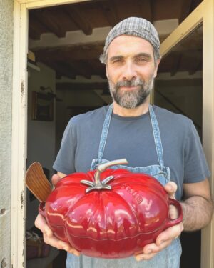 Luca Calvani Instagram - 🏡🧑🏻‍🍳 Cucinare per  me è sempre stato un modo per esprimermi, esprimere me stesso e la mia creatività. C’è un sentimento speciale nel preparare da mangiare per i miei affetti, per la mia famiglia, quella di sangue e quella allargata degli amici. Poi ci sono giornate come questa, quando tante persone vengono alle Gusciane per la giornata di Yoga, li vedo dalla cucina sdraiati sul prato, che salutano il sole. E io intanto gli preparo il pranzo, quando stanchi e soddisfatti si siedono all’ombra del glicine, e possono magiare cose semplici e buone, preparate apposta per loro. E quindi, gli ho fatto la pappa al pomodoro che da sempre allieta i pranzi dei contadini di generazione in generazione. 
È un dono corrisposto, perché quella condivisione, scalda anche me.

#goodmorning #pappa #pappaalpomodoro #food #foodporn #vegetarian #vegetarianfood #veggie #countrylife #countryfood #yoga #retreat