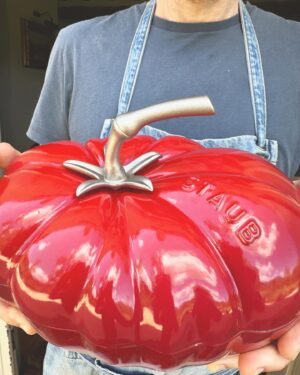 Luca Calvani Instagram - 🏡🧑🏻‍🍳 Cucinare per  me è sempre stato un modo per esprimermi, esprimere me stesso e la mia creatività. C’è un sentimento speciale nel preparare da mangiare per i miei affetti, per la mia famiglia, quella di sangue e quella allargata degli amici. Poi ci sono giornate come questa, quando tante persone vengono alle Gusciane per la giornata di Yoga, li vedo dalla cucina sdraiati sul prato, che salutano il sole. E io intanto gli preparo il pranzo, quando stanchi e soddisfatti si siedono all’ombra del glicine, e possono magiare cose semplici e buone, preparate apposta per loro. E quindi, gli ho fatto la pappa al pomodoro che da sempre allieta i pranzi dei contadini di generazione in generazione. 
È un dono corrisposto, perché quella condivisione, scalda anche me.

#goodmorning #pappa #pappaalpomodoro #food #foodporn #vegetarian #vegetarianfood #veggie #countrylife #countryfood #yoga #retreat